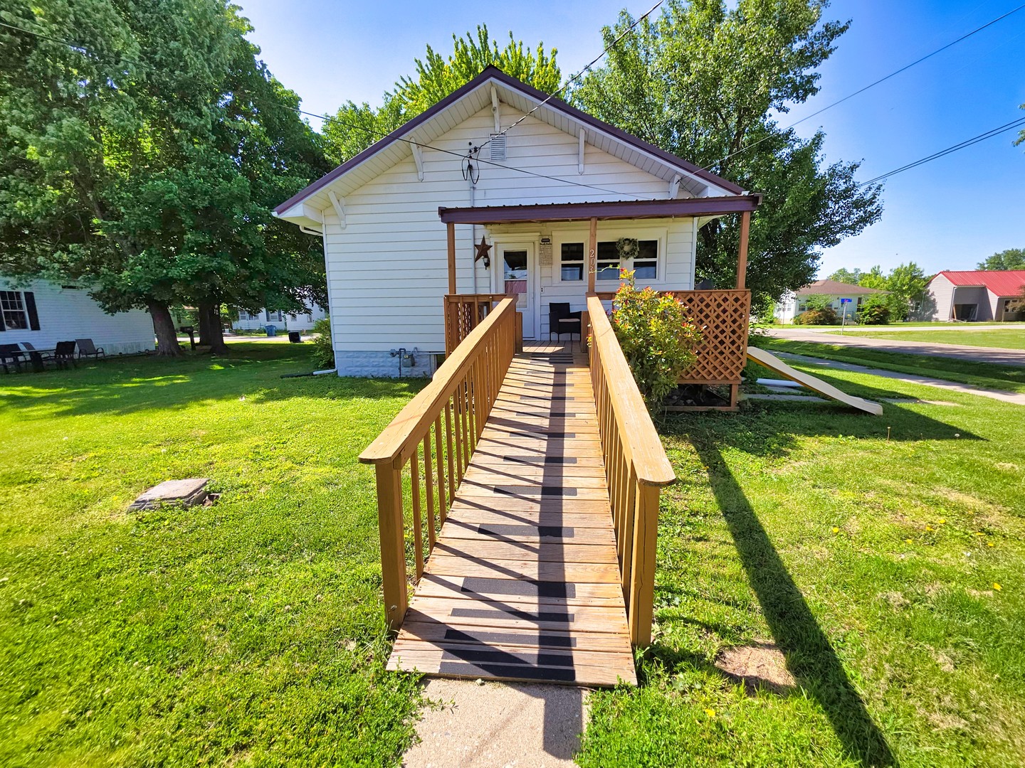 203 Fair Avenue Flora, IL 62839 - Photo 2 of 77