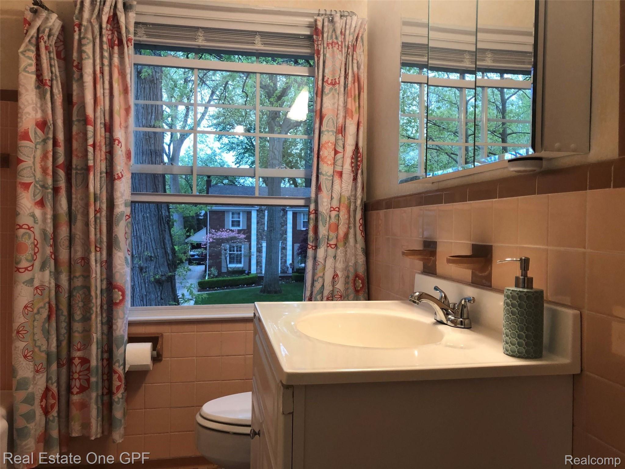 1876 Broadstone Road Grosse Pointe, MI 48236 - Photo 31 of 53 88.jpg