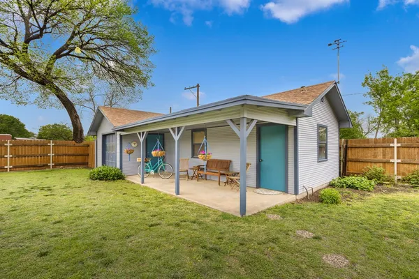 a view of a house with backyard