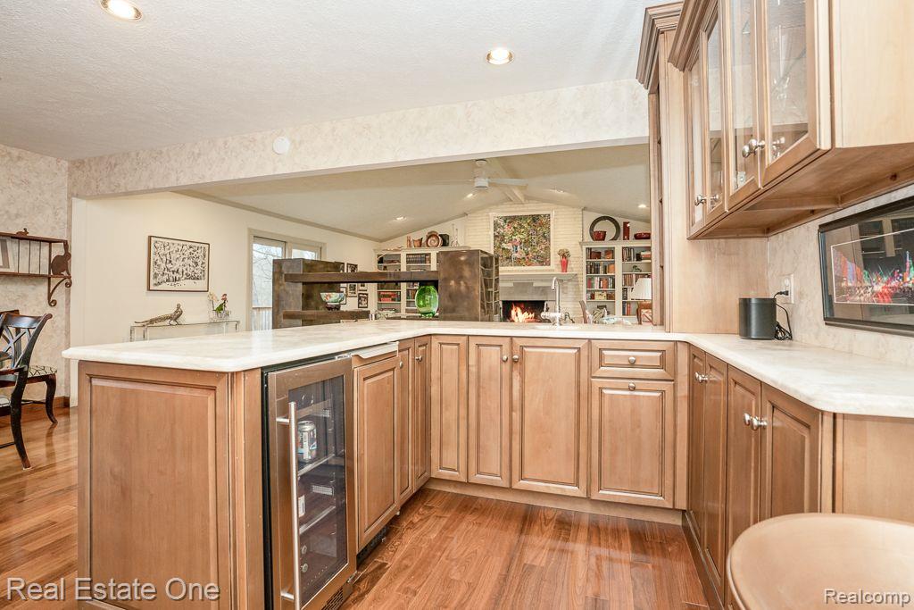 1218 Creekview Court Rochester, MI 48306 - Photo 12 of 48 Wet Bar area w/Ice Maker & Beverage Frig