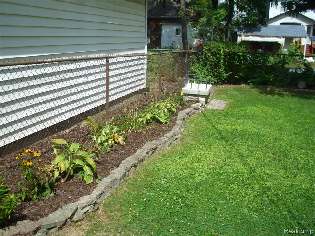 8651 Harding Center Line, MI 48015 - Photo 37 of 43