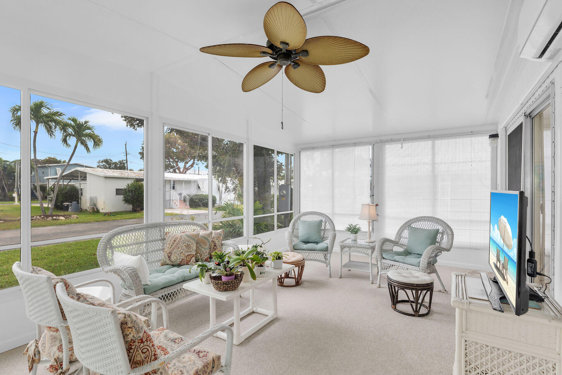 812 South Silver Circle Key Largo, FL 33037 - Photo 13 of 41 a living room with furniture