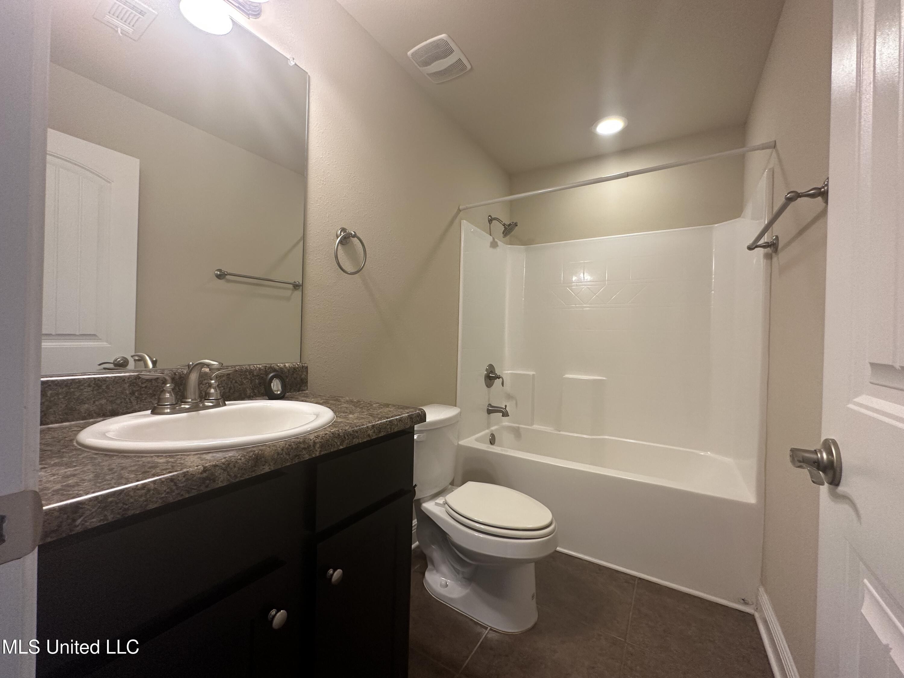 6837 Biddix Evans Road Ocean Springs, MS 39564 - Photo 9 of 30 Guest bath 2