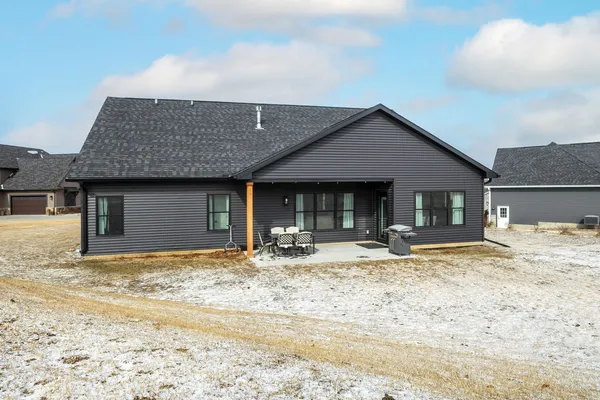 $575,000 | 1 Country Club Court, Le Claire, IA 52753
