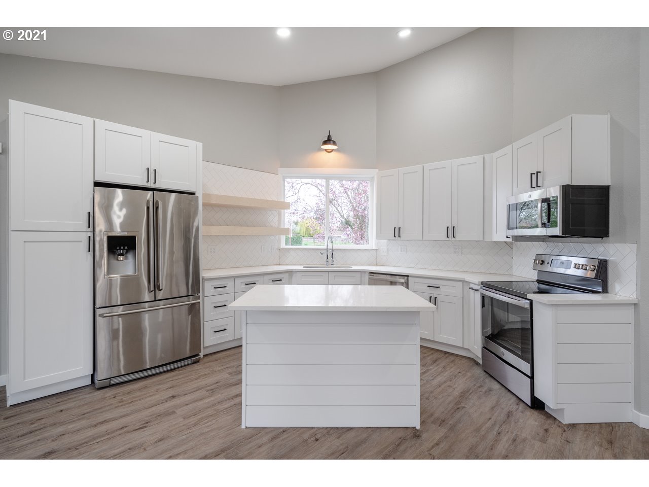 790 South 42nd Street Springfield, OR 97478 - Photo 3 of 32 Gallery Image 3