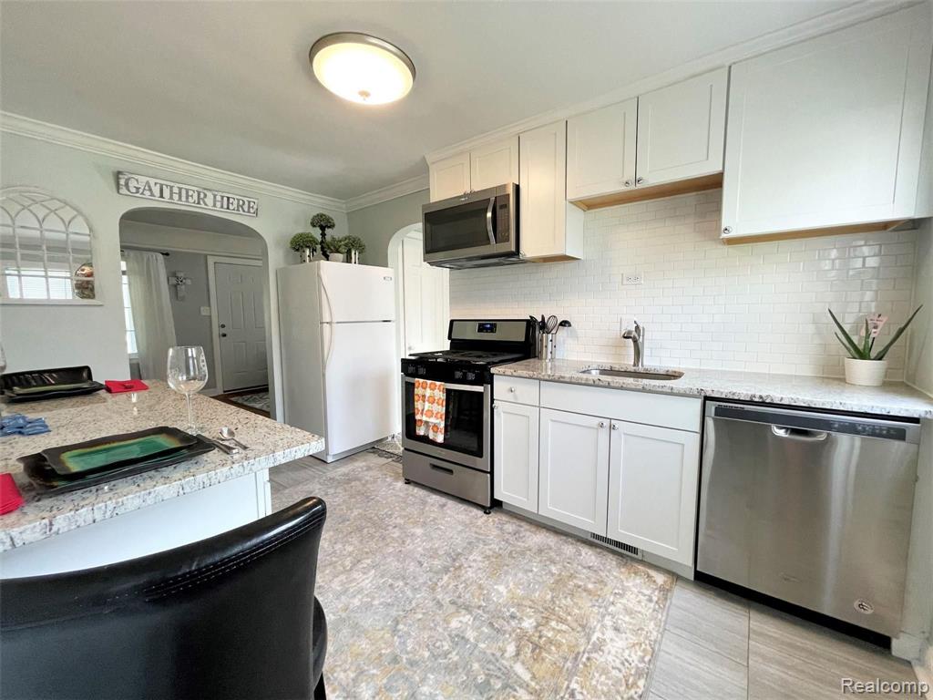 2111 Ridgemont Road Grosse Pointe Woods, MI 48236 - Photo 7 of 28