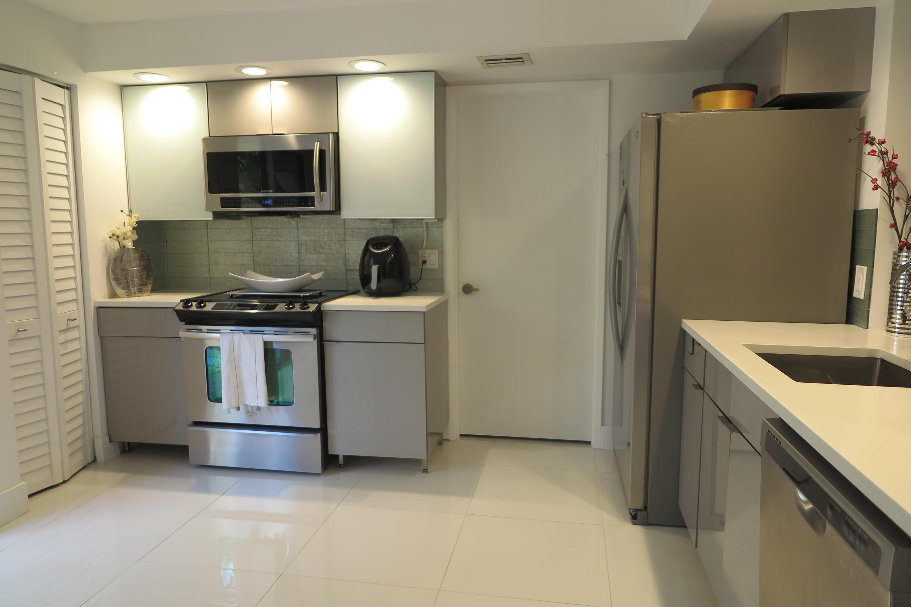 7875 La Mirada Drive Boca Raton, FL 33433 - Photo 12 of 31 a kitchen with a sink and a stove top oven