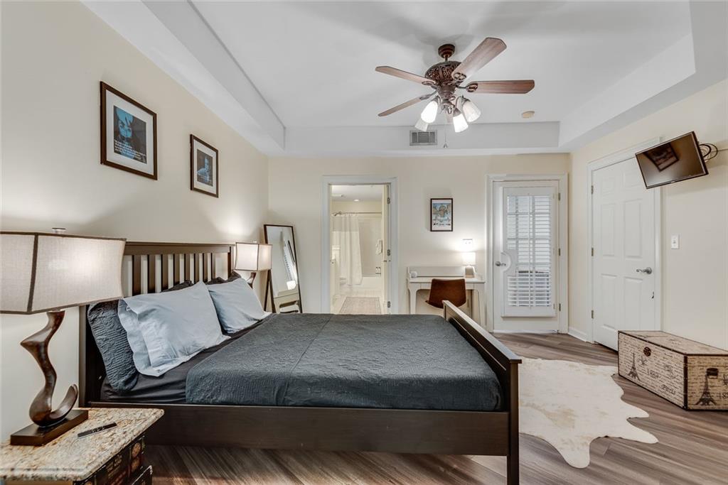 3275 Lenox Road Northeast, Unit 108 Atlanta, GA 30324 - Photo 10 of 22 a bed room with a bed and a lamp