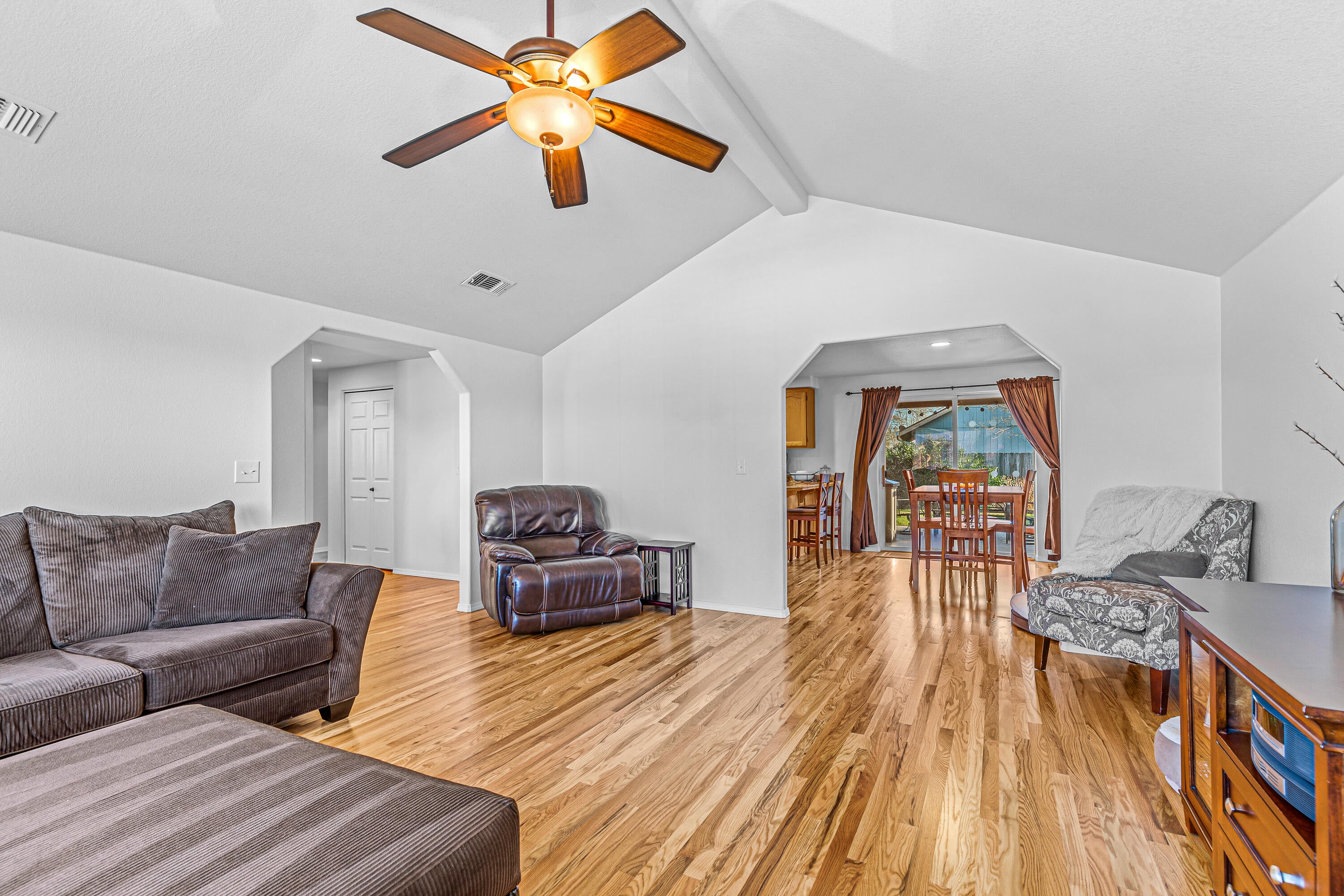 1330 Hawthorne Way Central Point, OR 97502 - Photo 7 of 29 8