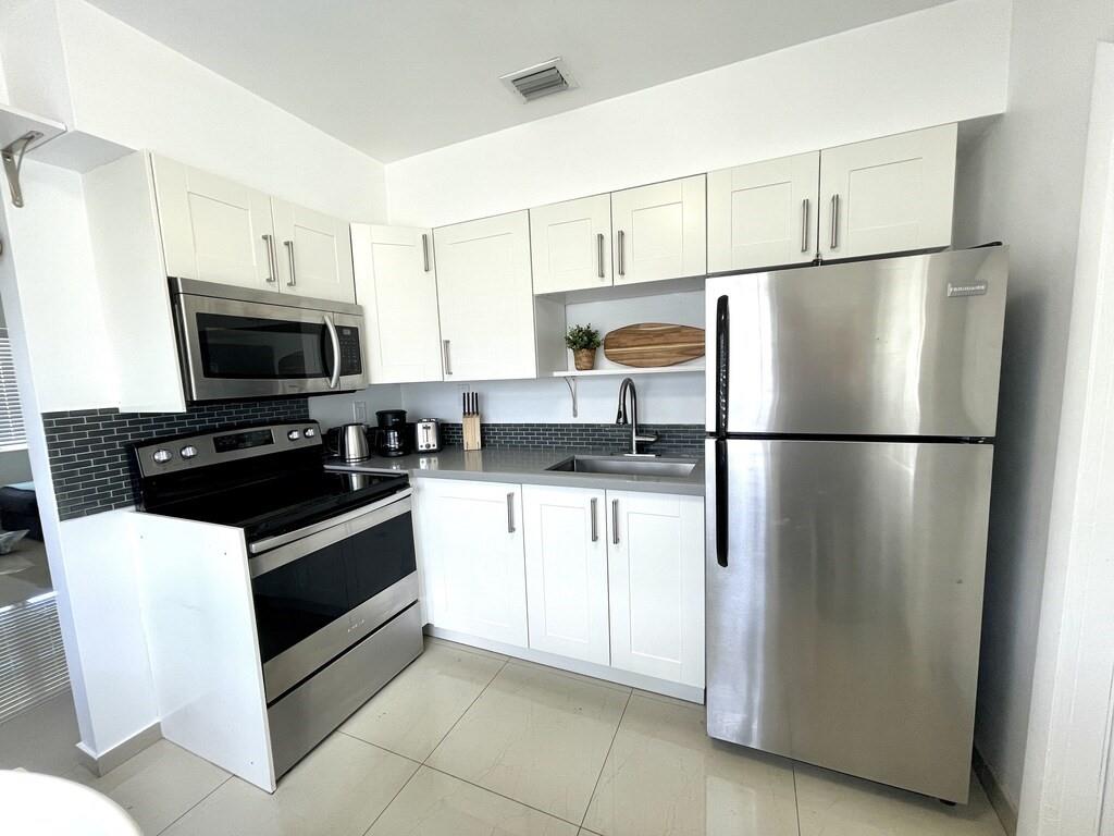 29 Northeast 3rd Street Dania Beach, FL 33004 - Photo 16 of 31 29A Kitchen