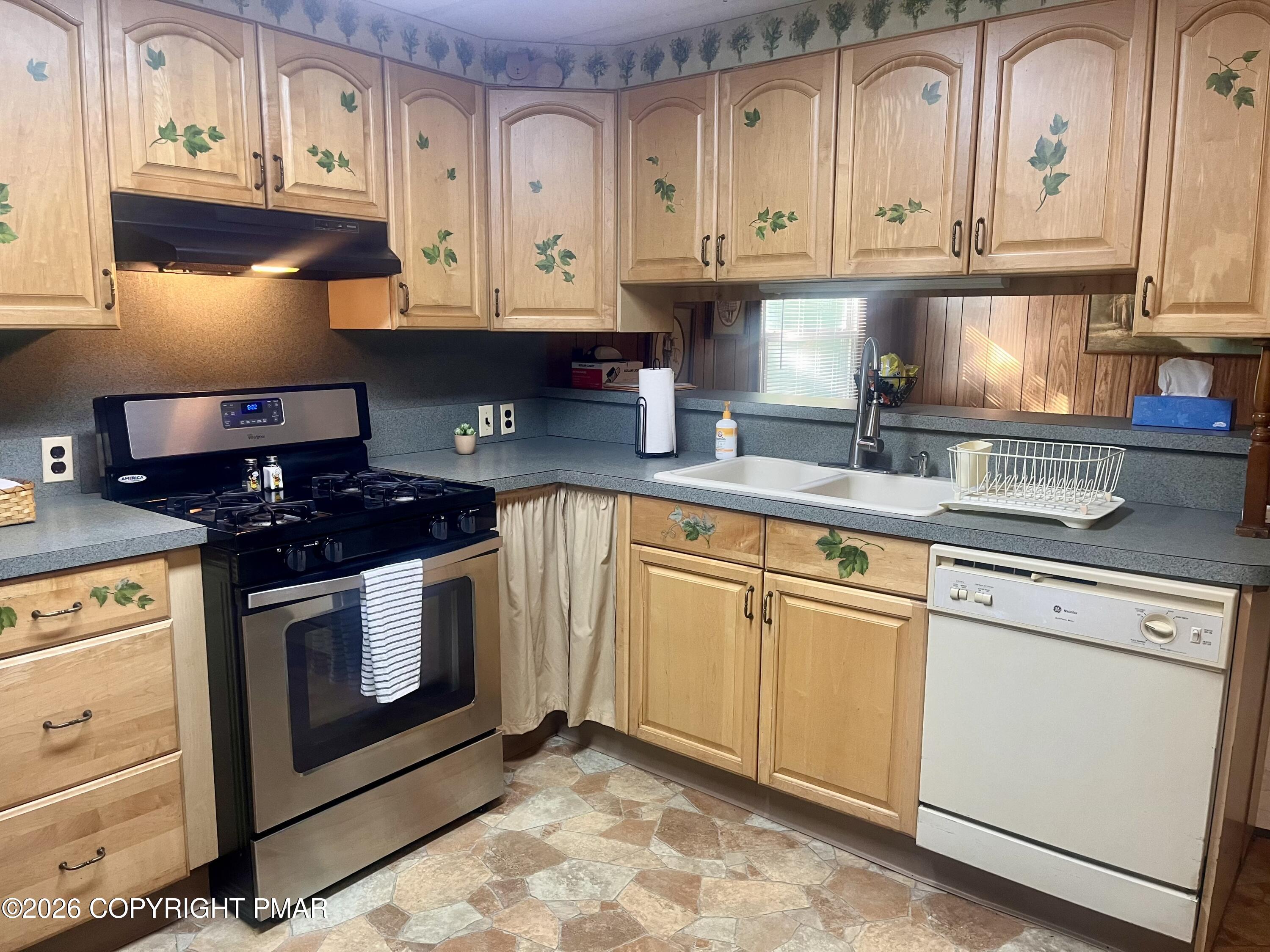 211 Baabe Lane Stroudsburg, PA 18360 - Photo 4 of 17 Ki