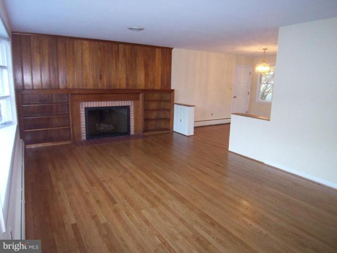 10517 Vista Road Columbia, MD 21044 - Photo 7 of 10 Living Room