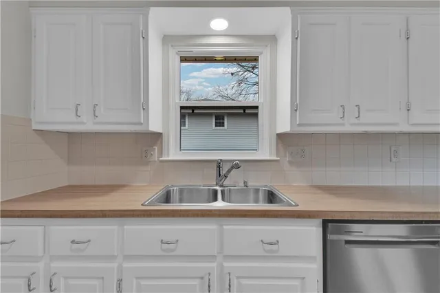 $340,000 | 422 Southwest Sunset Drive, Lee's Summit, MO 64081