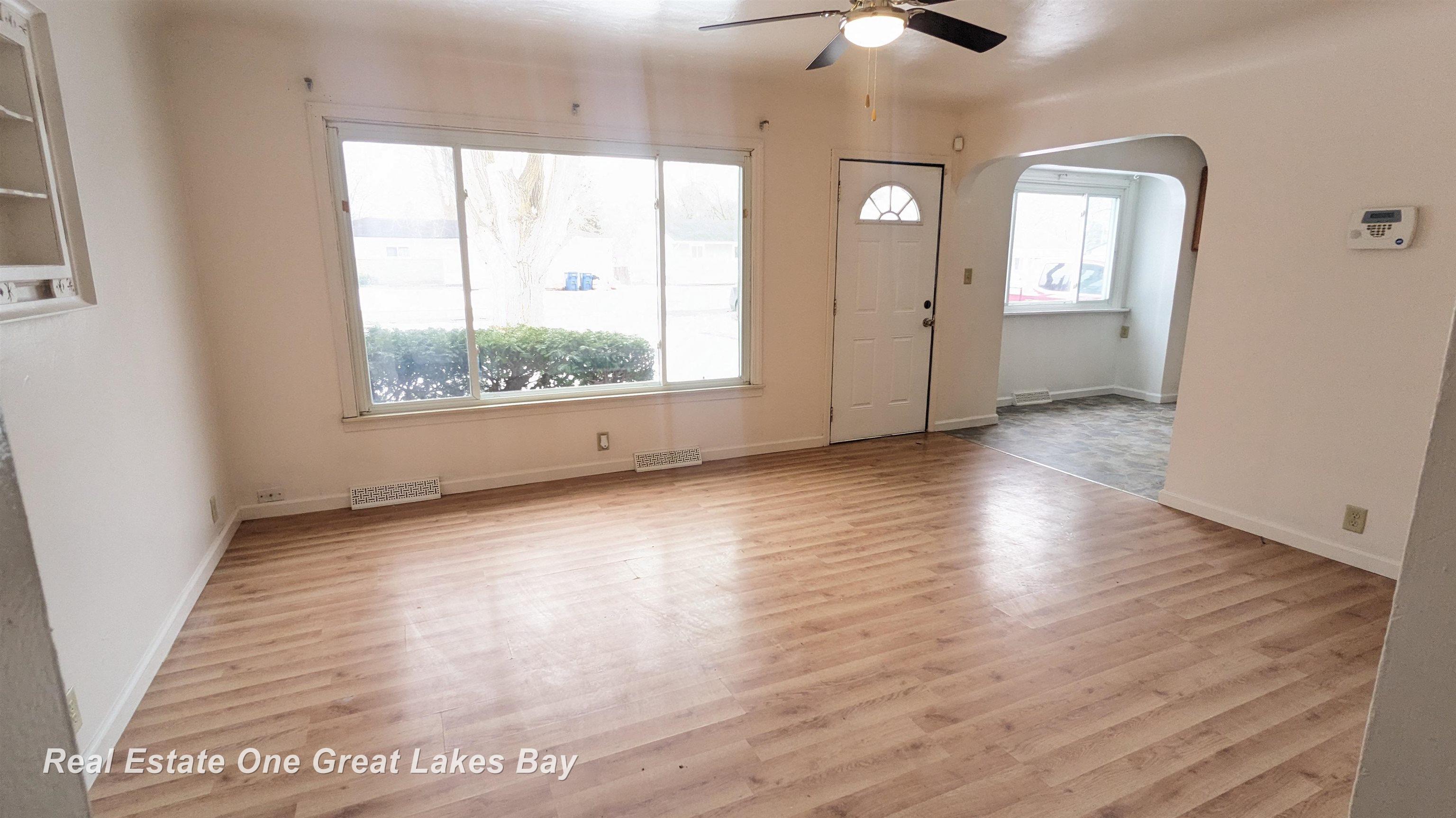 1801 Ribble Street Saginaw, MI 48601 - Photo 3 of 18 50167408-95d663e9-9061-4b0f-93f2-9d0587d51e28.JPG