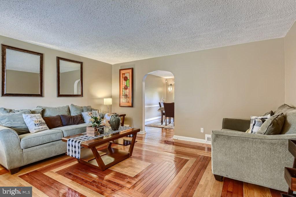 1806 Hillenwood Road Baltimore, MD 21239 - Photo 3 of 27 Living Room