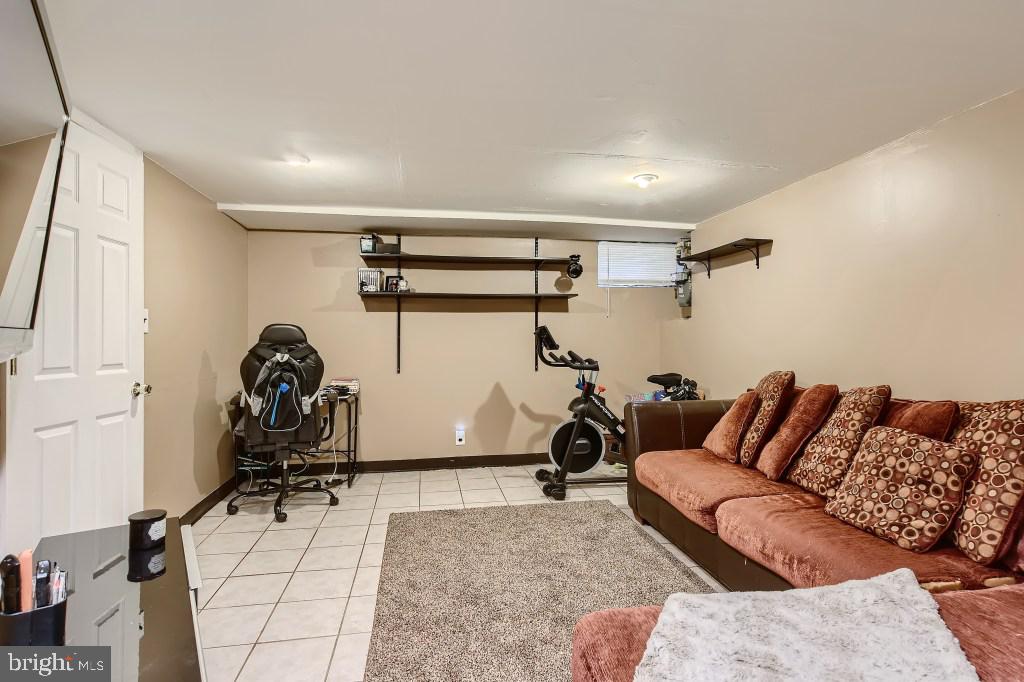 1806 Hillenwood Road Baltimore, MD 21239 - Photo 23 of 27 Family area