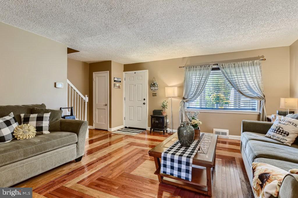 1806 Hillenwood Road Baltimore, MD 21239 - Photo 4 of 27 Living Room