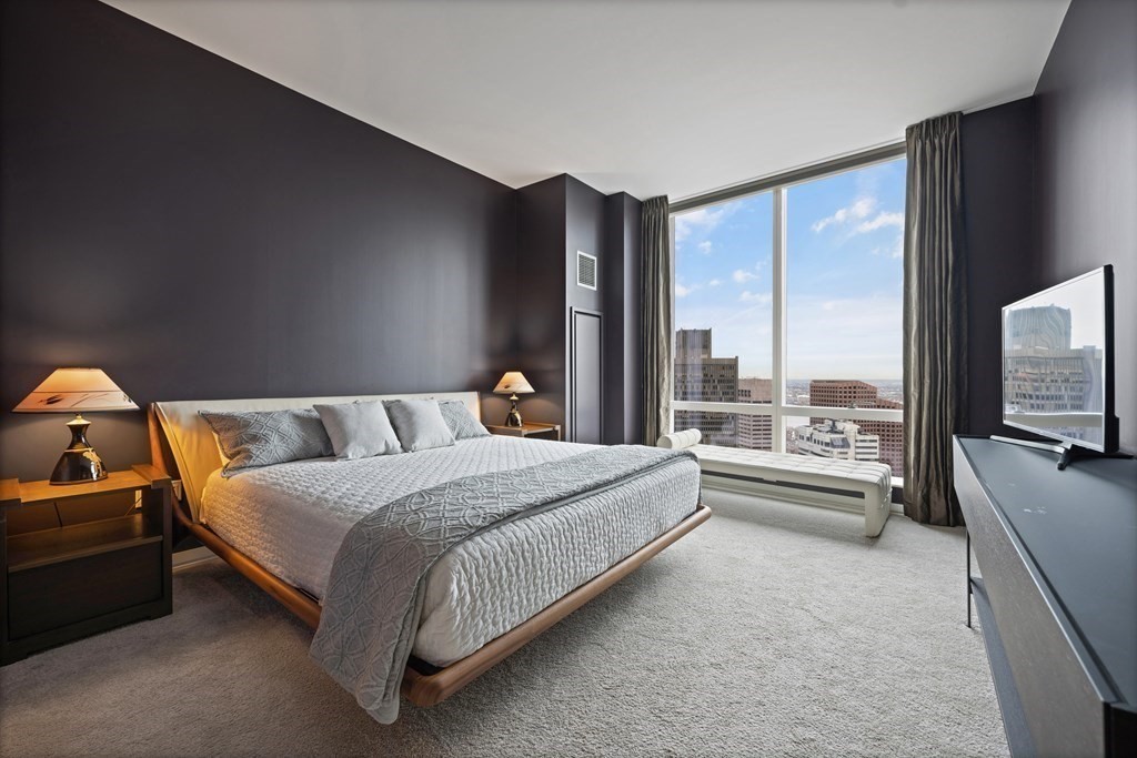 1 Franklin Street, Unit 5204 Boston, MA 02110 - Photo 18 of 40 a spacious bedroom with a bed and large windows