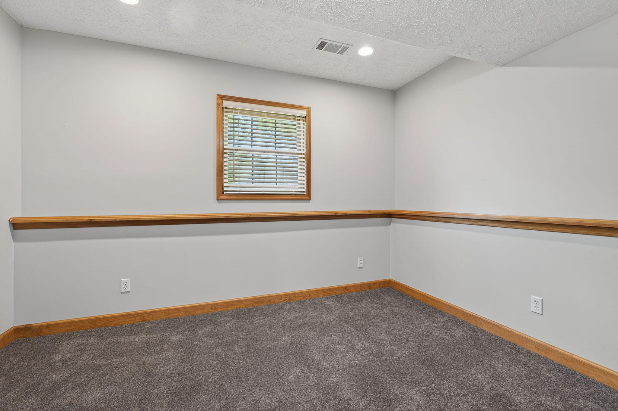 2447 Joseph Avenue Portage, IN 46368 - Photo 25 of 33 an empty room with a window