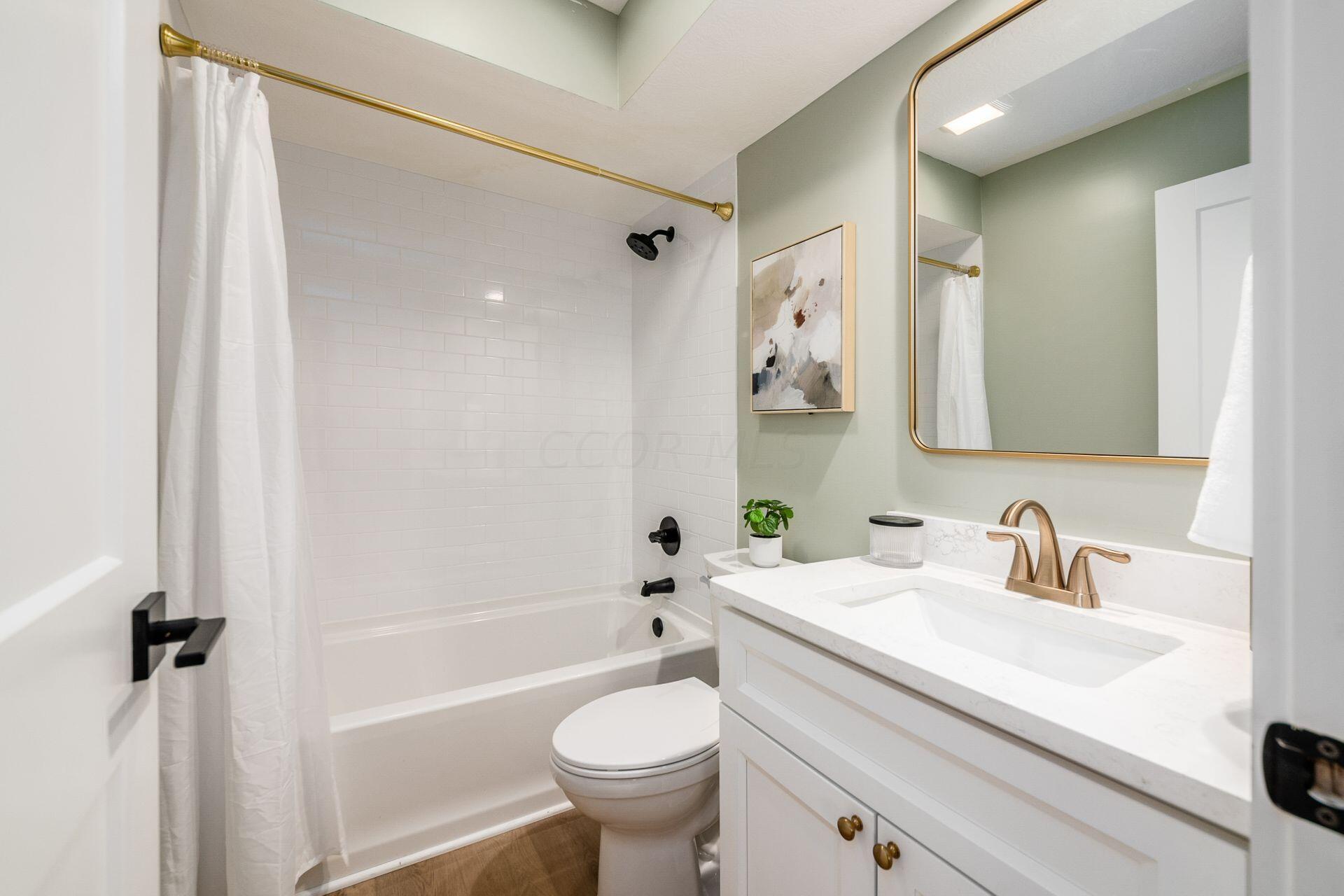 3430 Cheshire Road Delaware, OH 43015 - Photo 28 of 56 Guest Bath