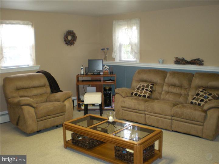 708 Barclay Lane Broomall, PA 19008 - Photo 14 of 21 Family Room