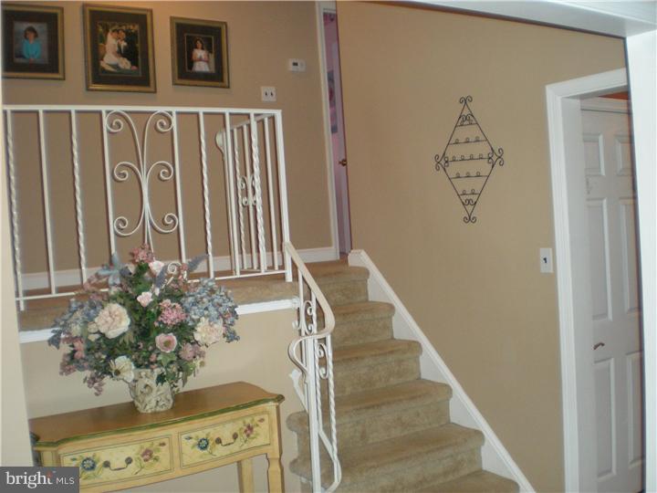 708 Barclay Lane Broomall, PA 19008 - Photo 8 of 21 Hallway