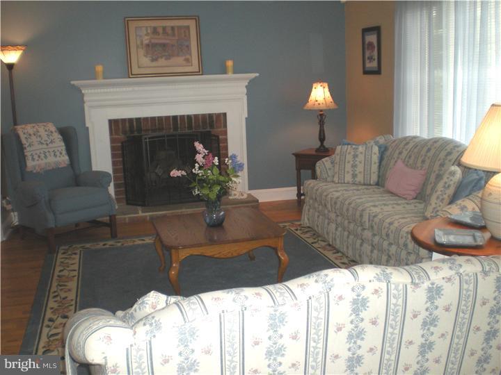 708 Barclay Lane Broomall, PA 19008 - Photo 9 of 21 Living Room