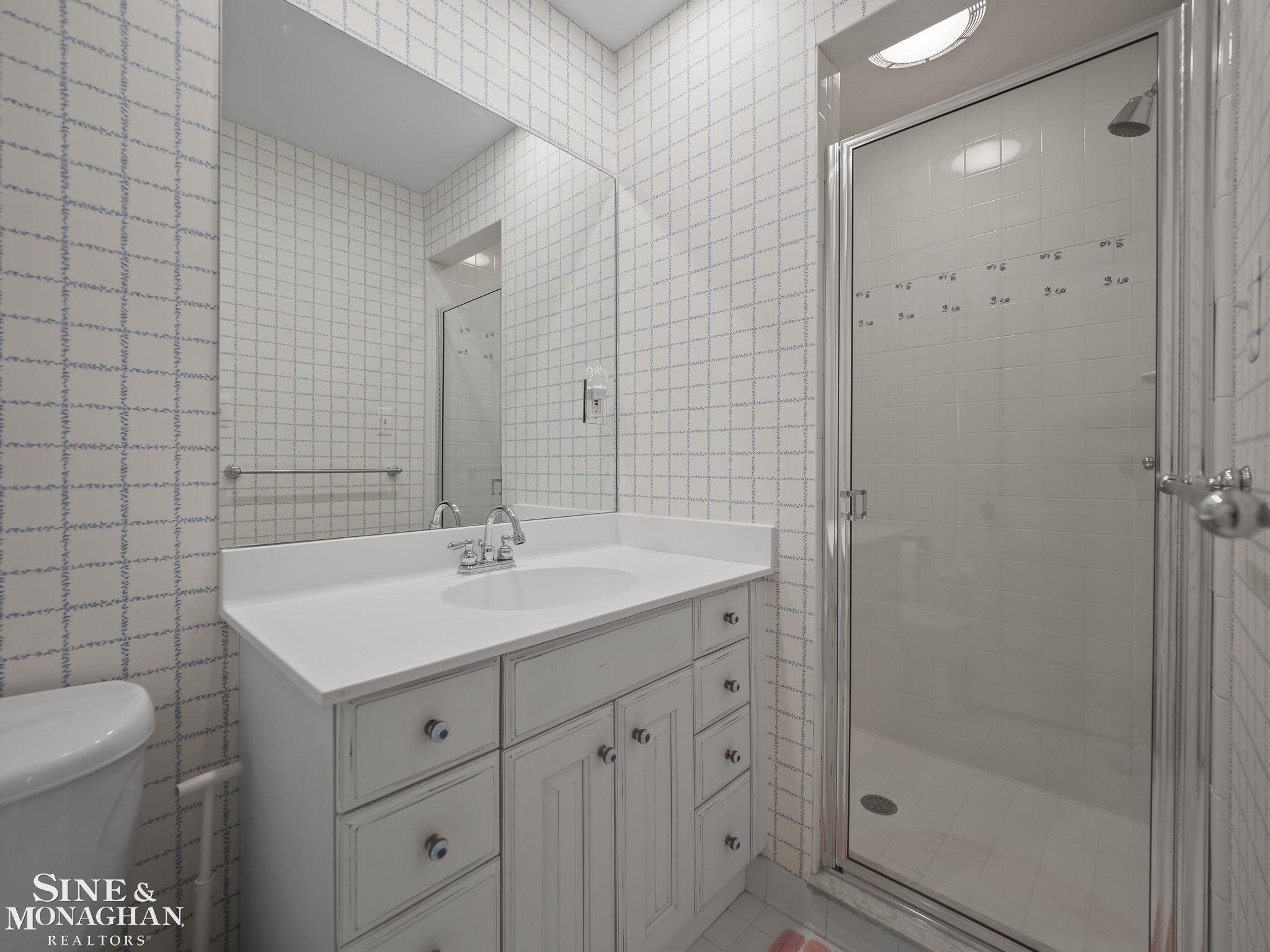 277 Cloverly Road Grosse Pointe, MI 48236 - Photo 23 of 46 En Suite Bathroom