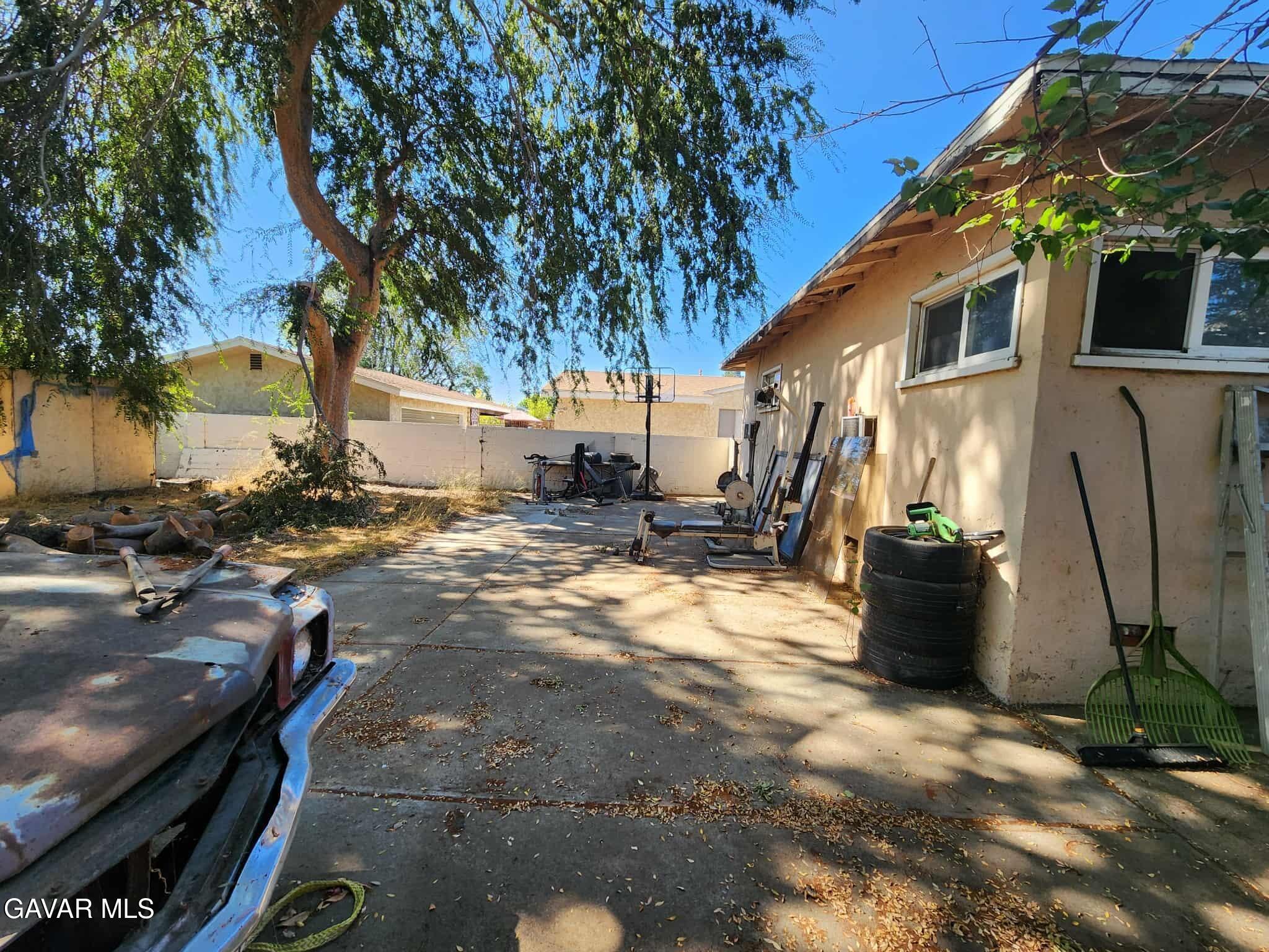 15320 Bledsoe Street Sylmar, CA 91342 - Photo 17 of 21 a view of a backyard with sitting area