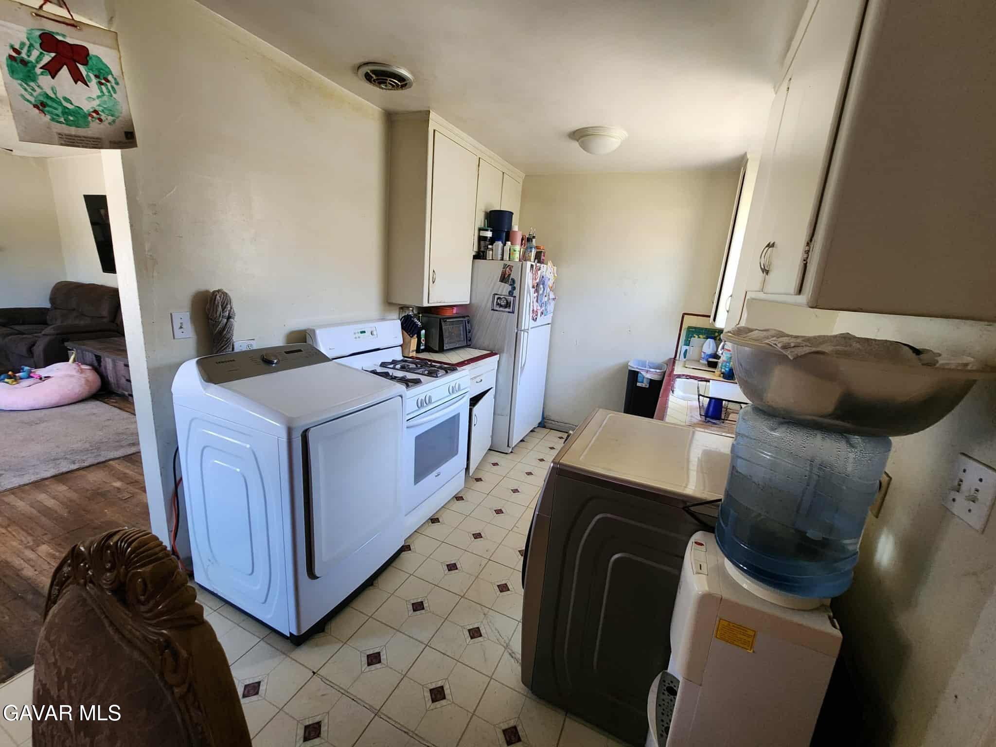 15320 Bledsoe Street Sylmar, CA 91342 - Photo 3 of 21 a utility room with sink dryer and washer
