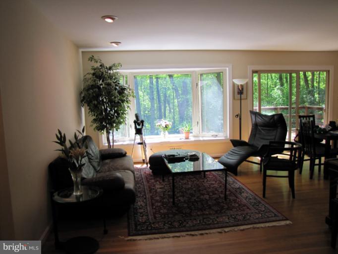 12101 Stirrup Road Reston, VA 20191 - Photo 8 of 19 Living Room