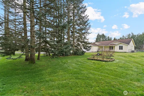 a view of a house with backyard and garden