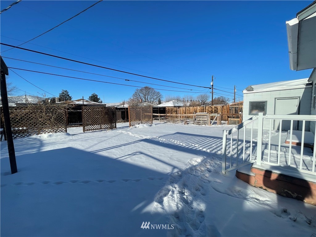 65 F Street Northeast Ephrata, WA 98823 - Photo 15 of 15 a view of a patio with table and chairs with wooden floor and fence