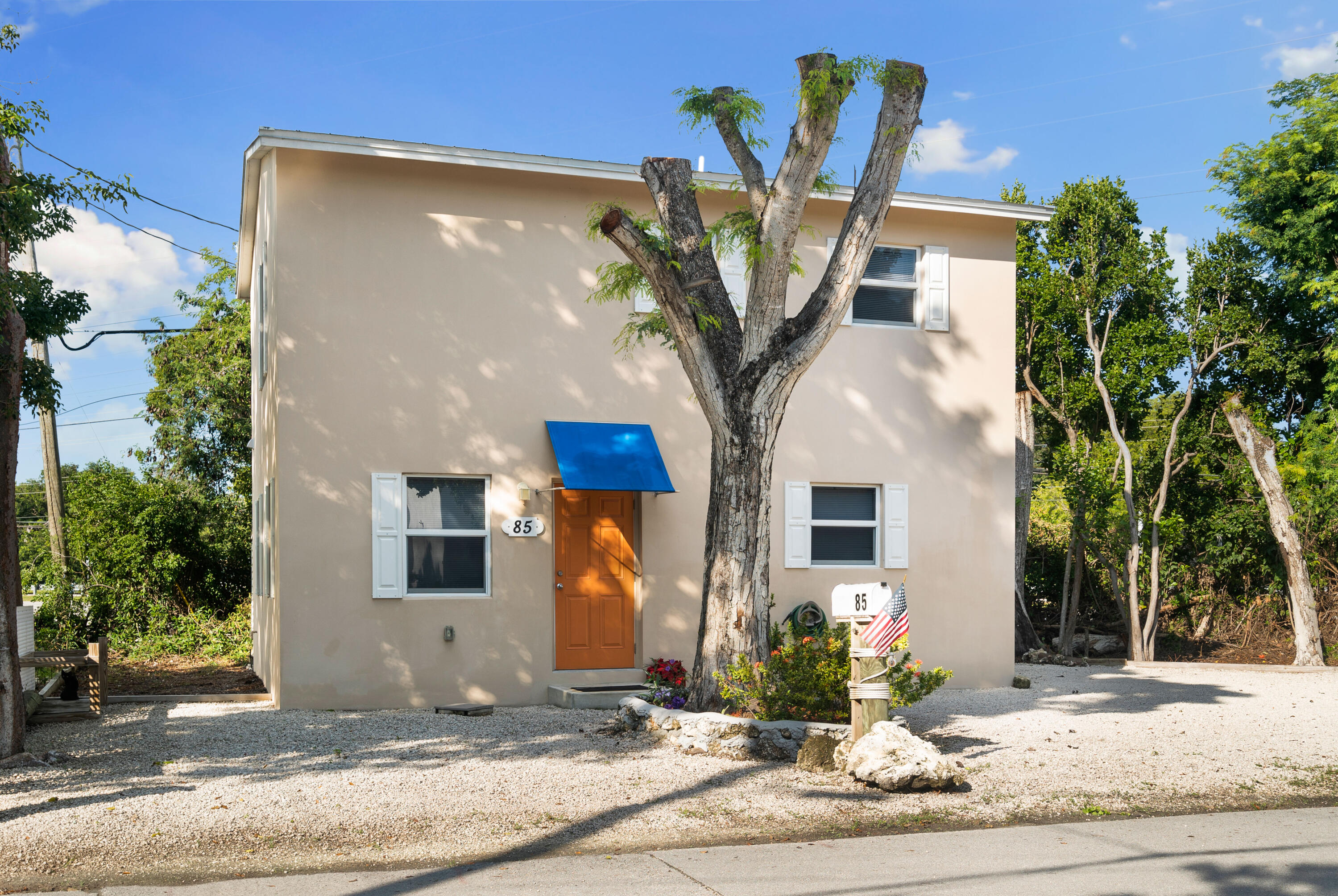 85 Holiday Boulevard Key Largo, FL 33037 - Photo 19 of 20 a front view of a house with garden