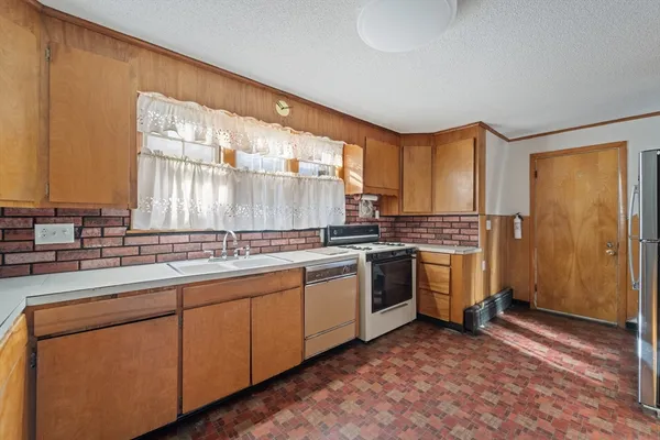 $285,000 | 15 Chapman Avenue, Holyoke, MA 01040