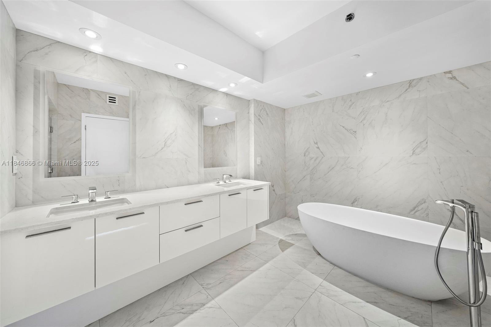 400 Alton Road, Unit 1508 Miami Beach, FL 33139 - Photo 9 of 19