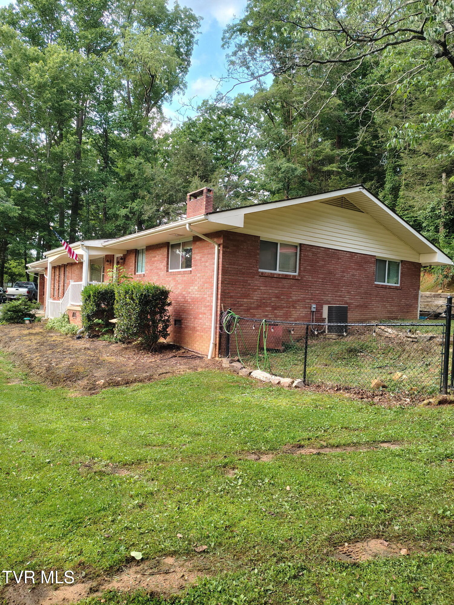 720 Holly Avenue Erwin, TN 37650 - Photo 4 of 26 7943008075985496052