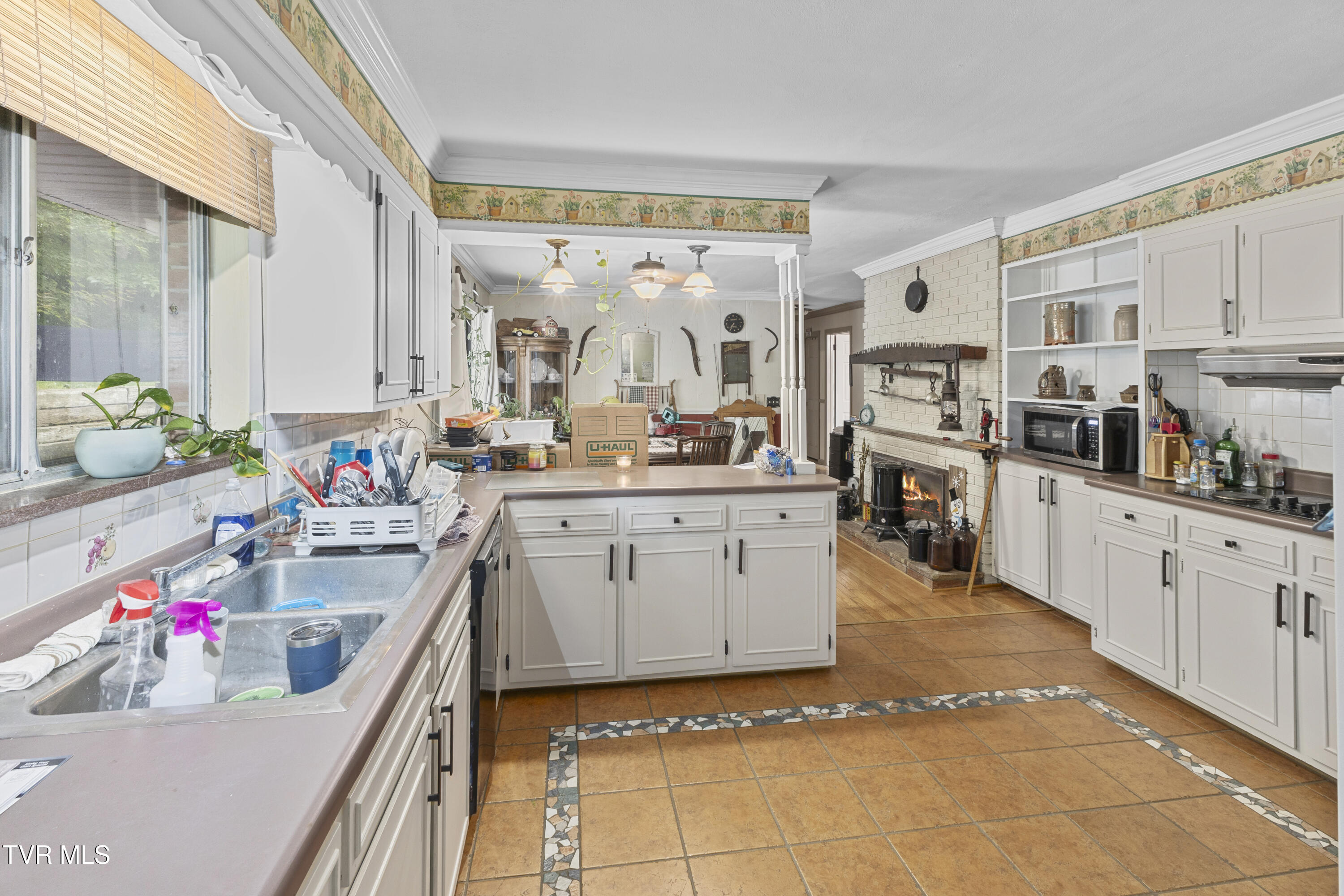 720 Holly Avenue Erwin, TN 37650 - Photo 7 of 26 128A6604