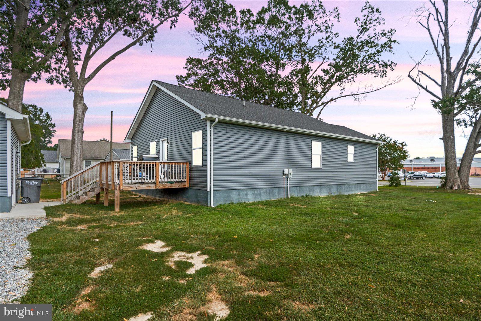 121 1st Street Colonial Beach, VA 22443 - Photo 28 of 46 a backyard of a house with table and chairs