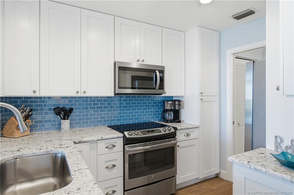 391 Northeast Plantation Road, Unit 215 Stuart, FL 34996 - Photo 12 of 40 Kitchen