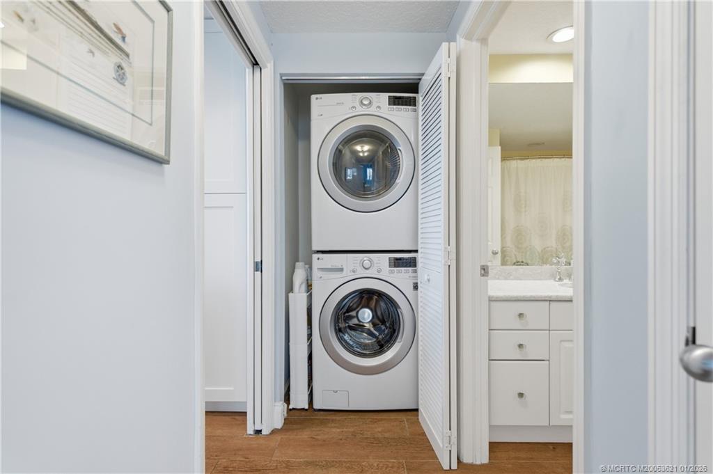 391 Northeast Plantation Road, Unit 215 Stuart, FL 34996 - Photo 23 of 40 Full-size Washer/Dryer