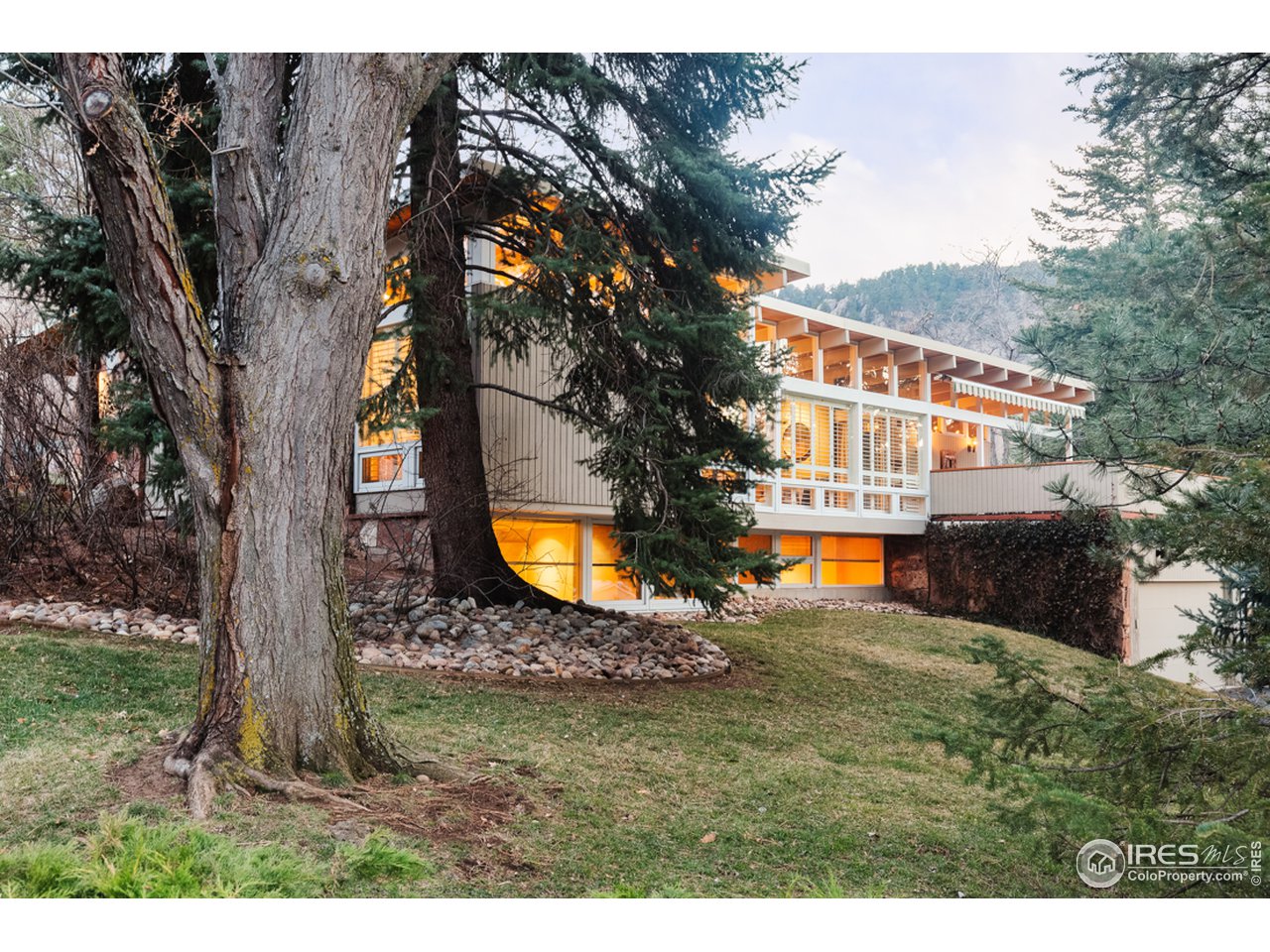 a view of a house with a backyard