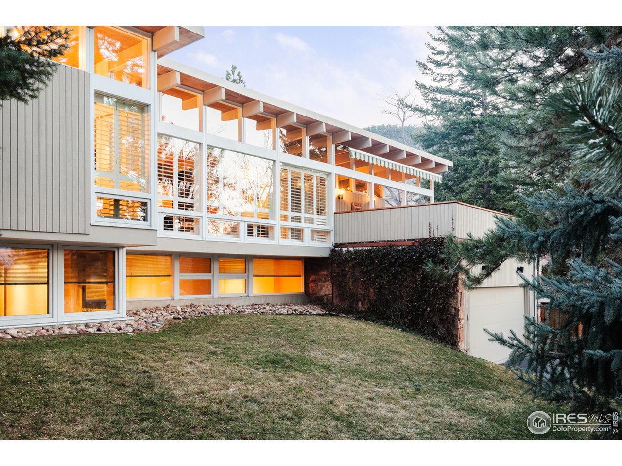 985 7th Street Boulder, CO 80302 - Photo 4 of 39 a view of a big building next to a big yard