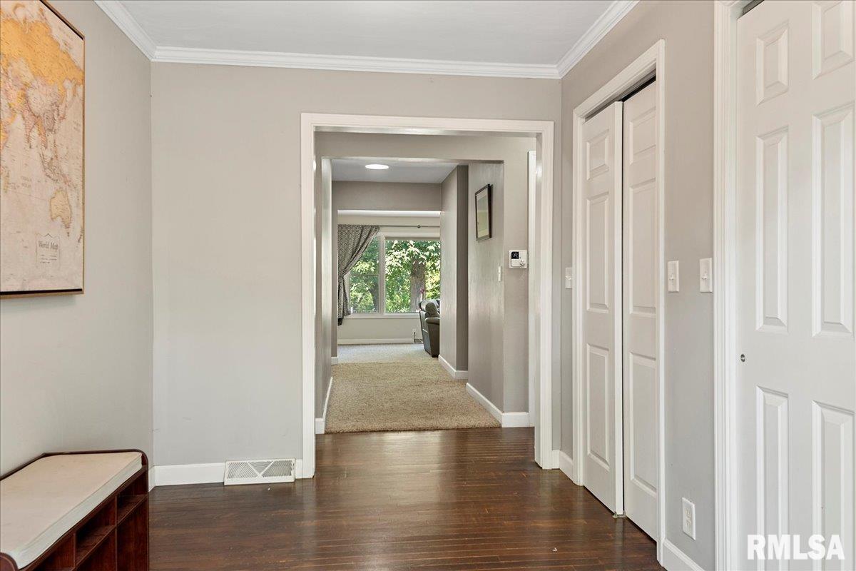 69 West Hazel Dell Lane Springfield, IL 62703 - Photo 4 of 44