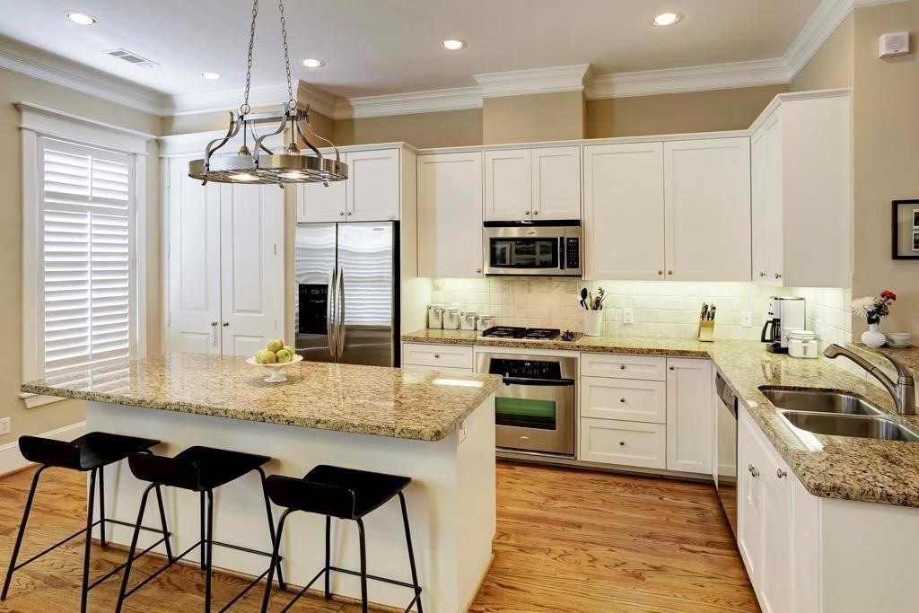 916 Lawrence Street, Unit C Houston, TX 77008 - Photo 5 of 36 Gallery Image 5
