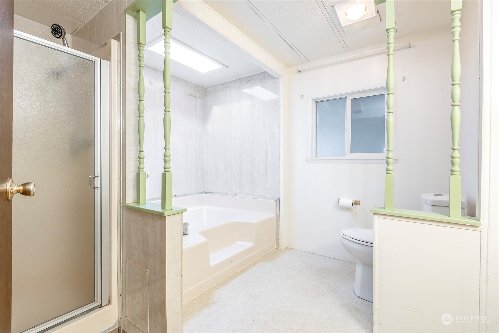 201 Union Avenue Southeast, Unit 99 Renton, WA 98059 - Photo 18 of 30 a bathroom with a bathtub and a toilet