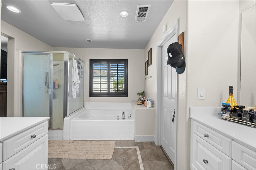 7925 Hemingway Court Fontana, CA 92336 - Photo 18 of 30 a bathroom with a tub sink and mirror