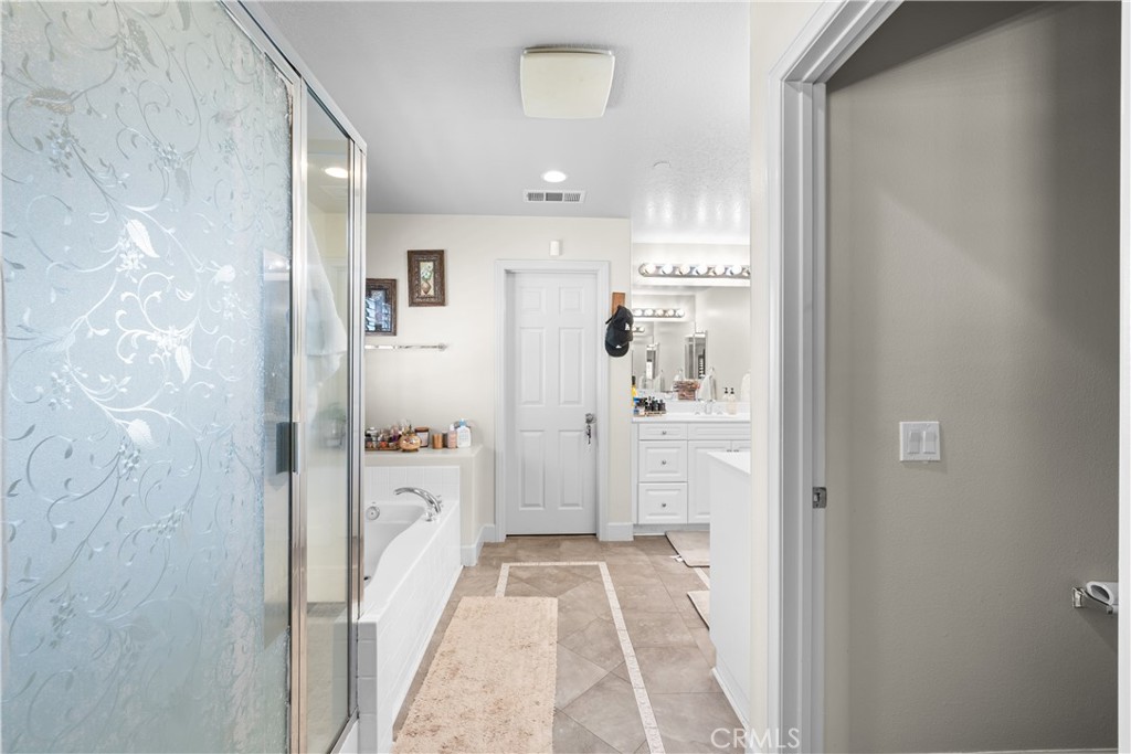 7925 Hemingway Court Fontana, CA 92336 - Photo 20 of 30 a bathroom with a bathtub and shower