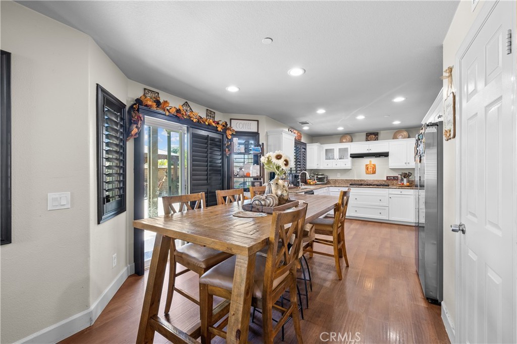 7925 Hemingway Court Fontana, CA 92336 - Photo 8 of 30 a dining room with furniture and window