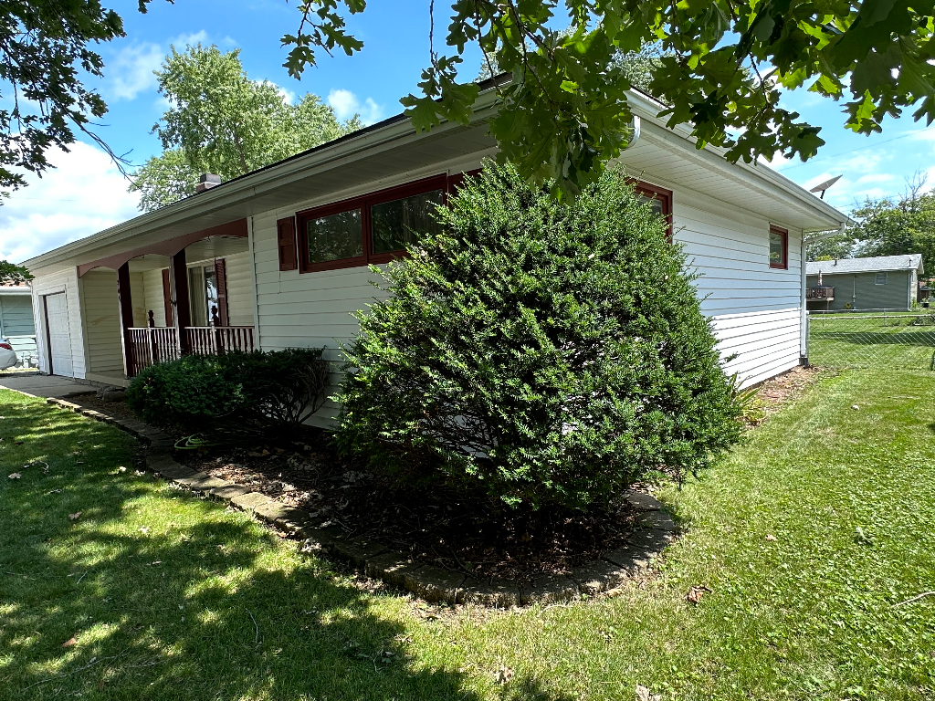 204 Rayjon Drive Oreana, IL 62554 - Photo 3 of 25 a backyard of a house with lots of green space